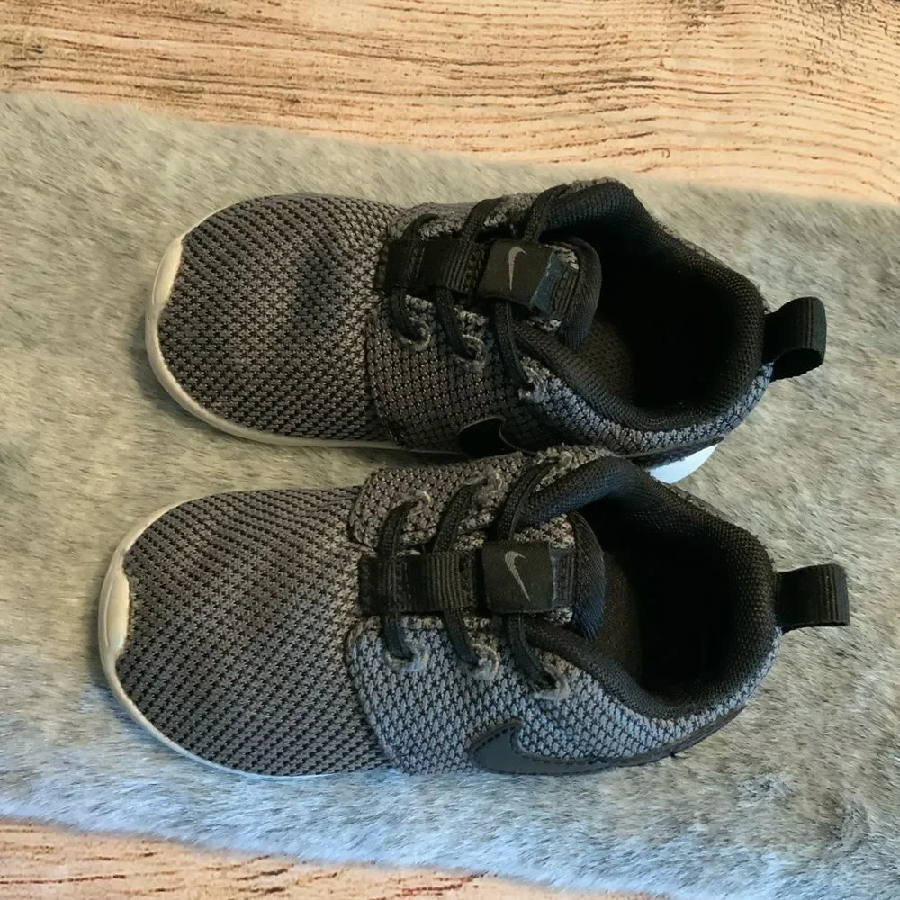 Nike Kids Roshe One Gray Sneakers Size 7C